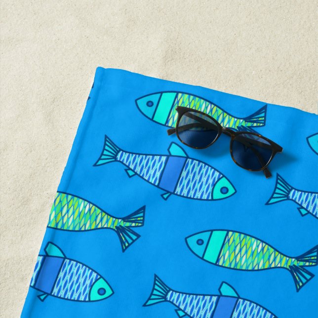 Serviette De Plage Poisson moderne rétro, bleu turquoise et cerulean (En situation)