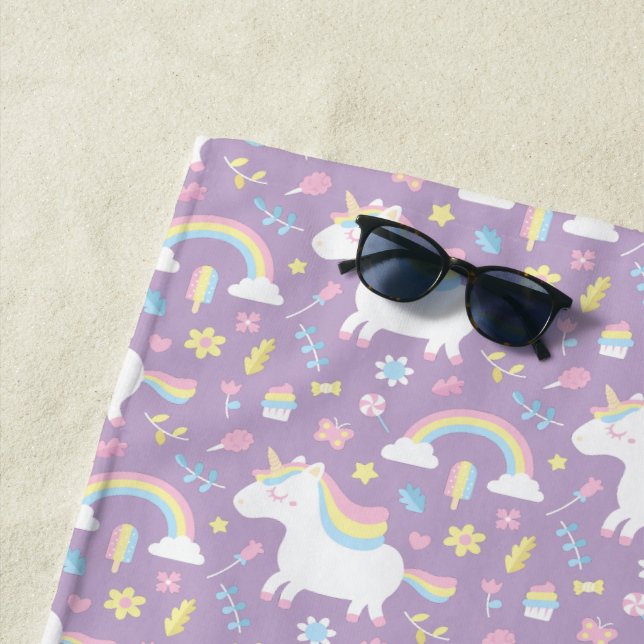 Serviette de plage pourpre de licorne de filles (En situation)
