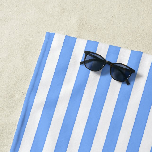 Serviette De Plage Rayures blanches bleu ciel (En situation)