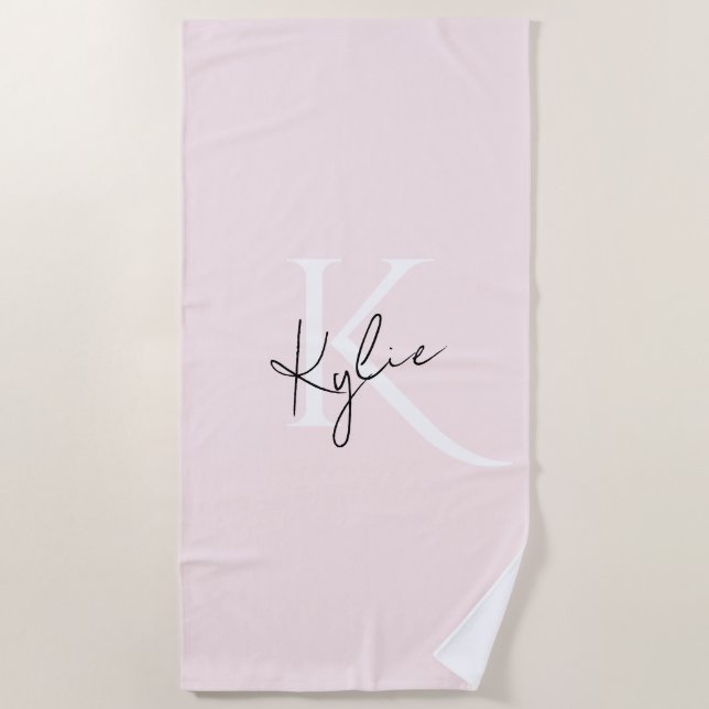 Serviette De Plage Rose Blush moderne Nom du monogramme personnalisé  (Devant)