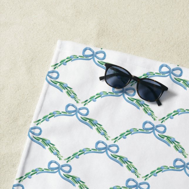 Serviette De Plage Ruban bleu de coquette côtière monogrammé (En situation)