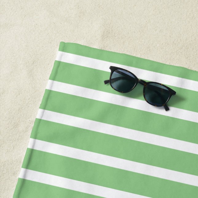 Serviette De Plage Sage Green White Stripe Printemps été personnalisé (En situation)