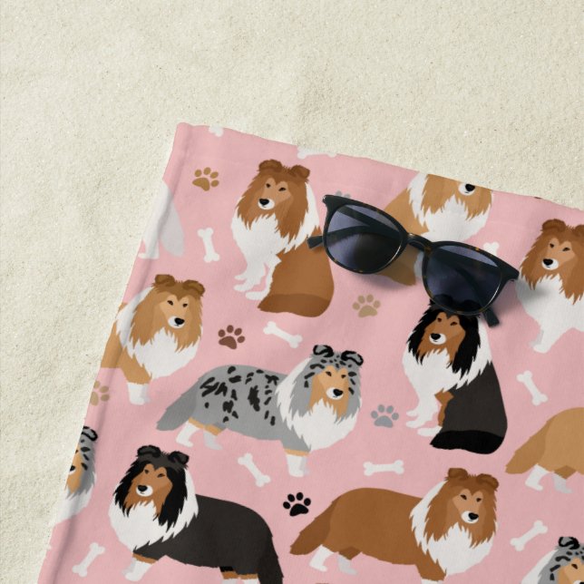 Serviette de plage Sheltie Bones and Paws Beach (En situation)