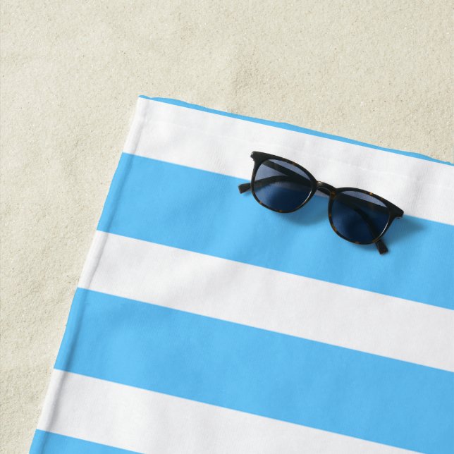 Serviette De Plage Sky Blue and White Cabana Stripes  (En situation)