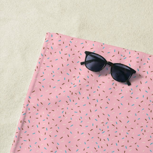 Serviette de plage Sweet Sprinkles (rose fraise) (En situation)