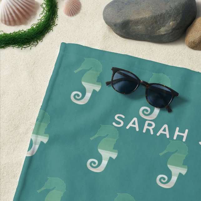 Serviette de plage turquoise personnalisée de (Love seahorses & beach towels? Just add your name to this one and enjoy the beach)