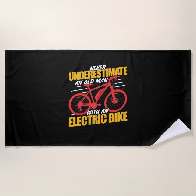 Serviette De Plage Un Vieux Homme Avec Un Vélo Électrec (Devant)