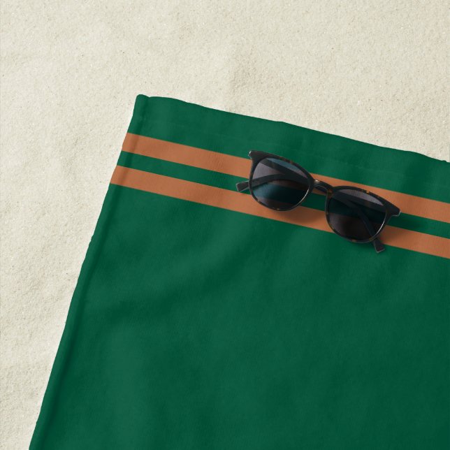 Serviette De Plage Vert personnalisé avec bandes Brown (En situation)