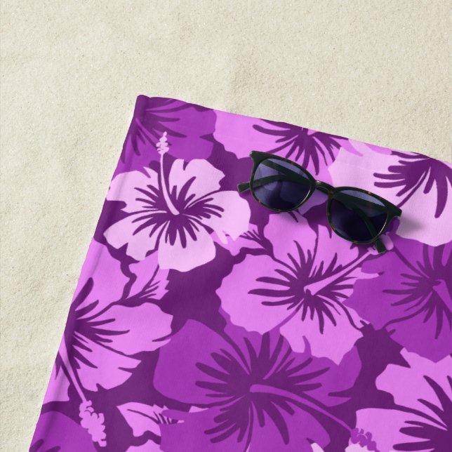 Serviette De Plage Violette florale hawaïenne de ketmie épique Aloha (En situation)