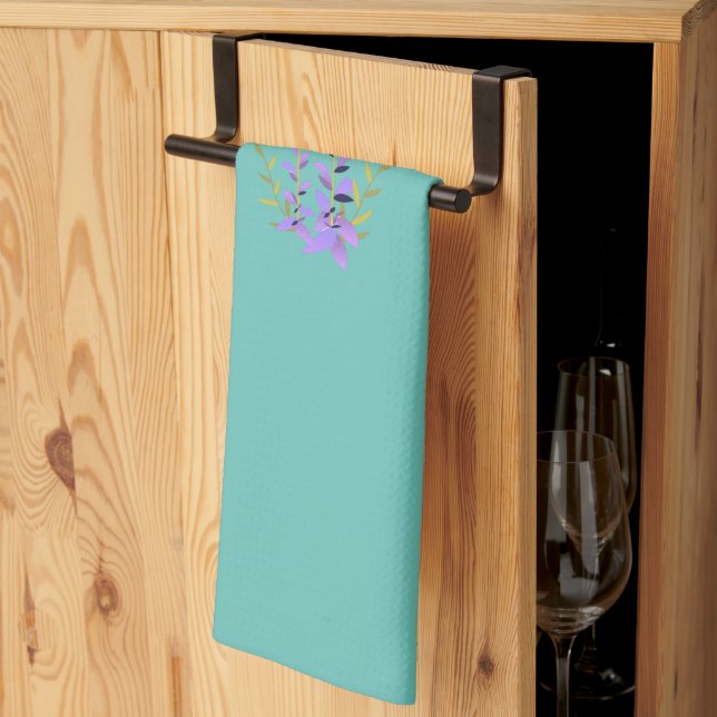 Serviette de table violette sur un dos vert luxuri (Pliage en tiers)