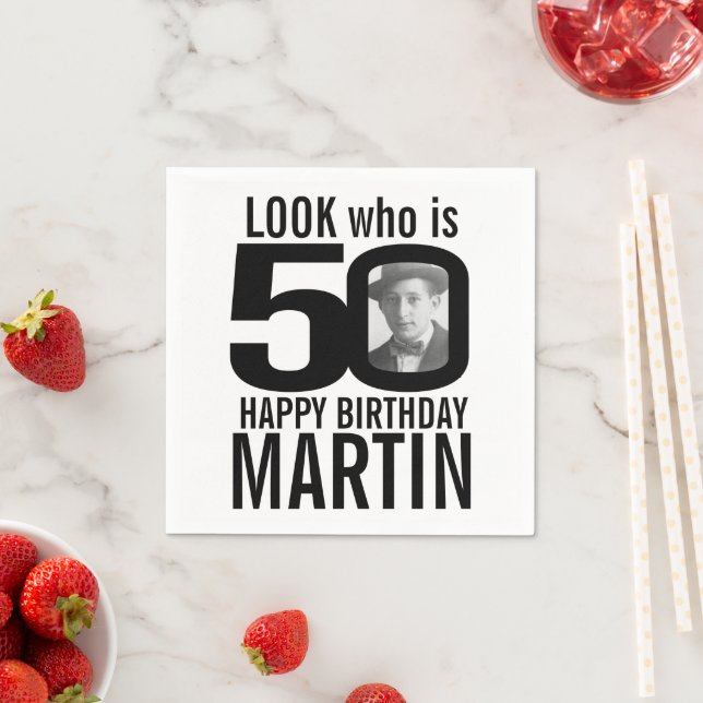 Serviette En Papier 50e anniversaire mono look 50 photo personnalisée  (En situation)