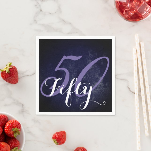 Serviette En Papier 50e anniversaire ou anniversaire | Violet et blanc (En situation)