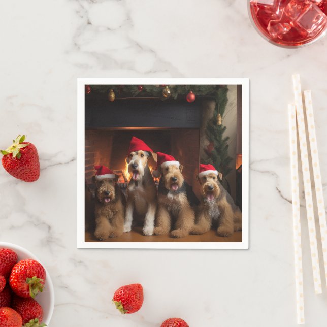 Serviette En Papier Airedale près de la cheminée Noël (En situation)