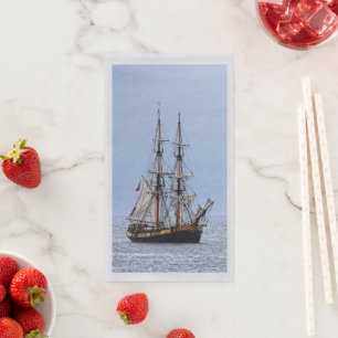 Serviette En Papier Bateau de pêche nautique sous un ciel bleu
