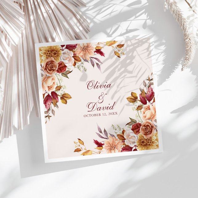 Serviette En Papier Boho Moderne Burange Terracotta Mariage Floral (Boho Modern Burnt Orange Terracotta Floral Wedding Paper Dinner Napkins on a sunny white table.)
