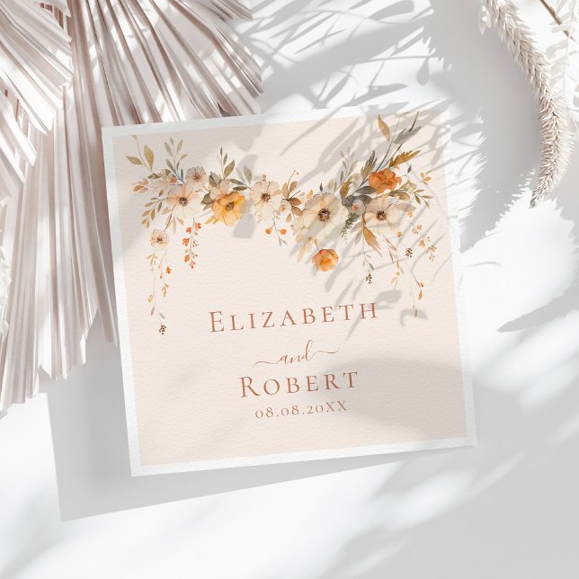 Serviette En Papier Boho Terracotta Fleur sauvage Mariage de automne (Boho Terracotta Wildflowers Fall Wedding Napkins on a sunny table with boho white dry flowers.)