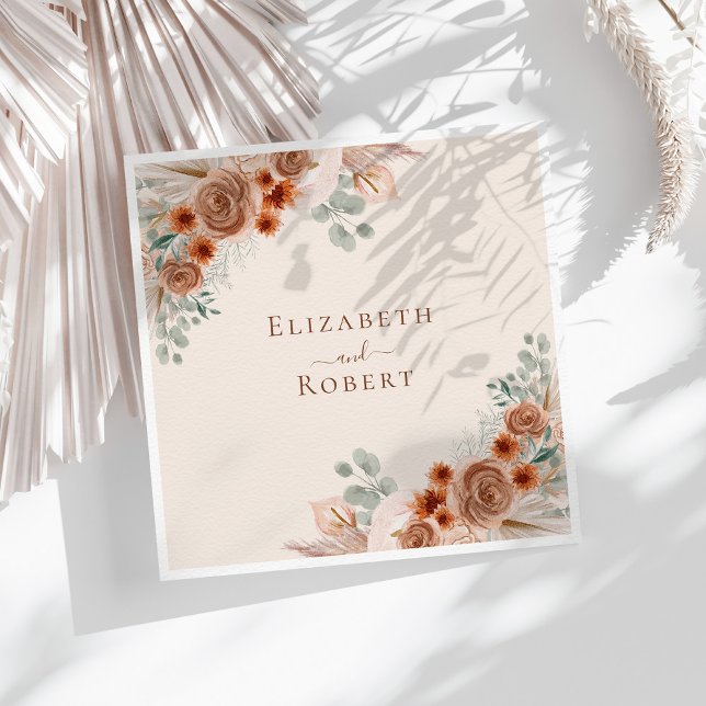 Serviette En Papier Boho Terracotta Floral Pampas Mariage (Boho Terracotta Floral Pampas Grass Wedding Napkins on a sunny table with boho white dry botanicals)