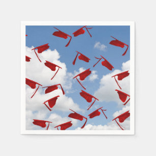 Serviette En Papier Casquettes rouges de graduation dans le ciel