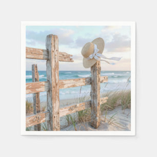 Serviette En Papier Chapeau de soleil sur une clôture de plage