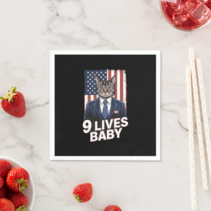 Serviette En Papier Chat dans une suite avec la coiffure Trump Drapeau