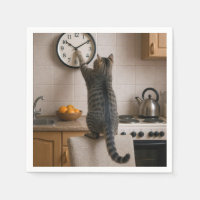 Chat tigré changeant l'heure sur une horloge