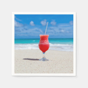 Serviette En Papier Cocktail rouge près de la mer Photo