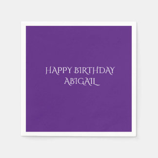 Serviette En Papier Des serviettes d'anniversaire pourpres avec un nom