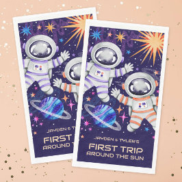 Serviette En Papier Deux astronautes font leur premier voyage autour d