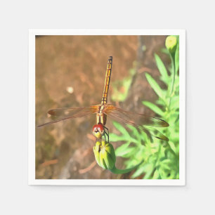 Serviette En Papier Dragonfly Artistique Reposant Sur Une Tête De Fleu
