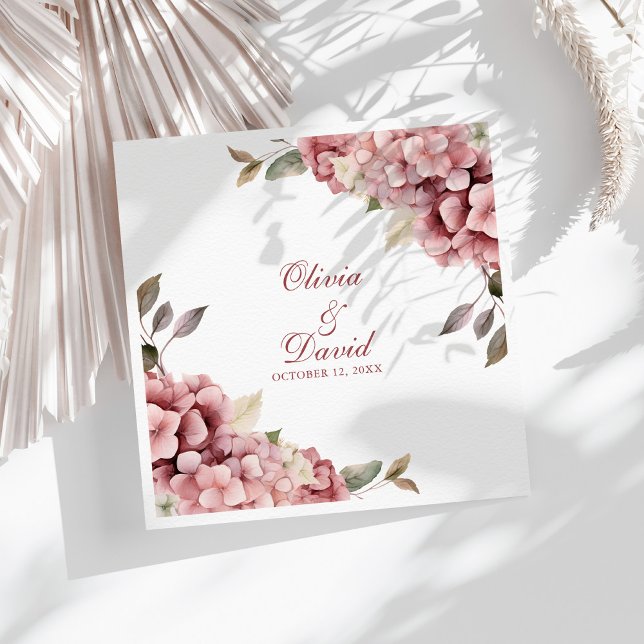 Serviette En Papier Élégant Rose Dusty moderne Hydrangea Mariage (Modern Elegant Dusty Rose Hydrangea Wedding Paper Dinner Napkins on a sunny white table.)