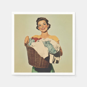 Serviette En Papier Femme au foyer souriante avec panier de blanchisse