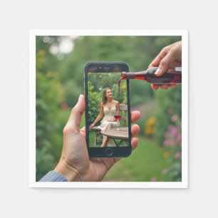 Serviette En Papier Femme au téléphone avec du vin versé