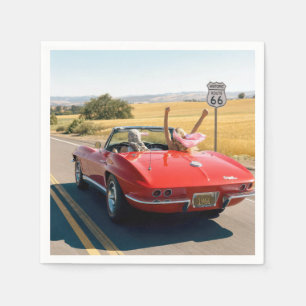 Serviette En Papier Femmes dans une Corvette rouge de 1966 sur la rout