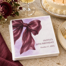 Fête d'anniversaire avec un élégant nœud bordeaux