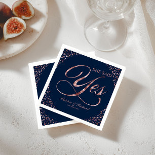 Serviette En Papier Fête de Fiançailles Navy Rose Gold Elle a Dit Oui