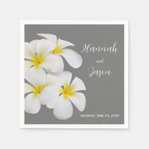 Serviette En Papier Fleurs Frangipani blanches, sur gris moyen, Mariag