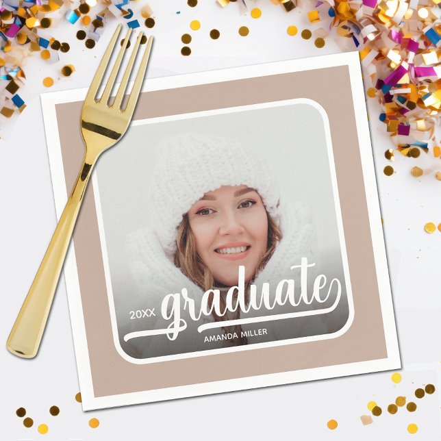 Serviette En Papier Format de script de script Gras Photo Graduate (Your photo, name, class year and "Graduate" in a cool script on taupe background party napkins)