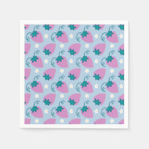 Fraises roses croquées sur serviettes bleues