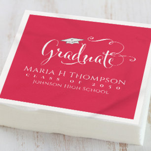 Serviette En Papier Graduation Moderne Mortarboard Script Crimson roug