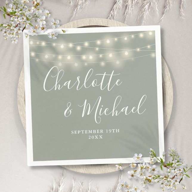Serviette En Papier Lumières Guirlande Écriture Signature Vert Sauge M (String Lights Signature Script Sage Green Wedding Napkins)
