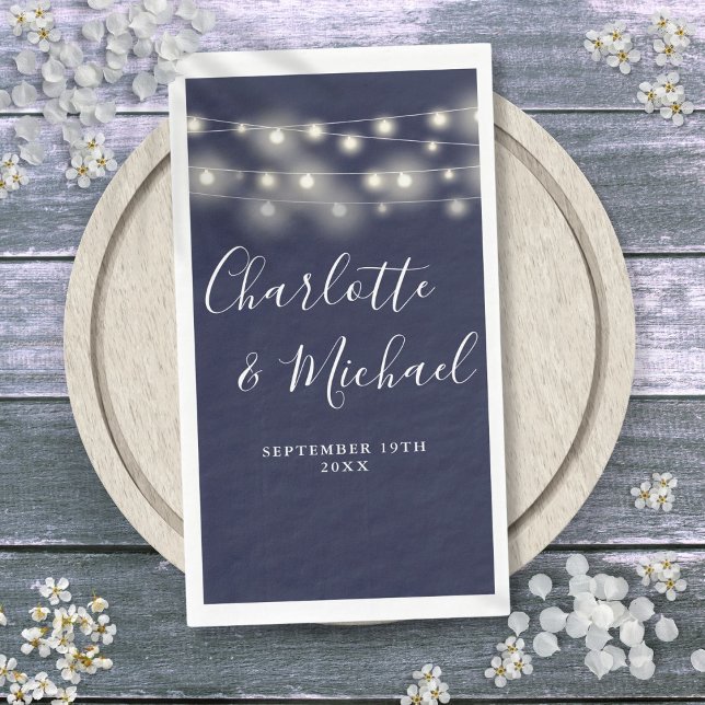 Serviette En Papier Mariage de script de signature bleu marine (String Lights Navy Blue Signature Script Wedding Paper Guest Towels)