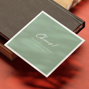 Serviette En Papier Mariage de script personnalisé Sage Green "Cheers"