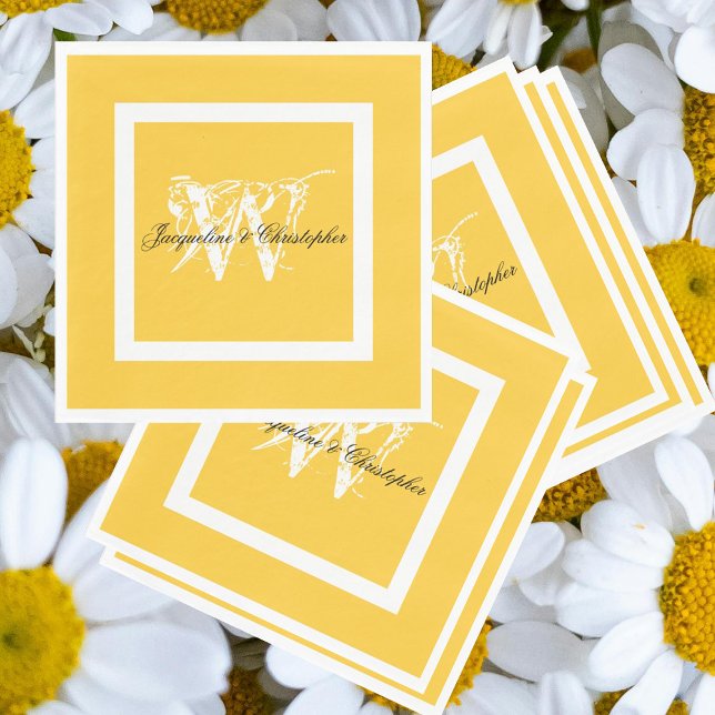 Serviette En Papier Mariage Élégant Monogramme Script Papier Jaune Chi (Chic script, sunny yellow paper napkins for a simple elegant wedding, engagement or bridal shower.)