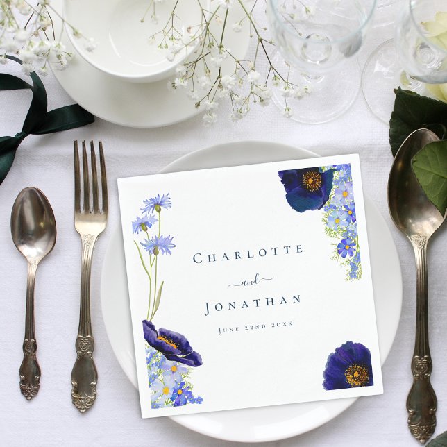 Serviette En Papier Mariage Moderne Bleu aux Fleurs Sauvages (Elegant blue wildflower watercolor wedding napkin with stylish typography bride and groom names)