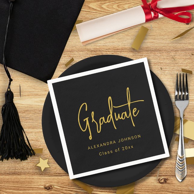 Serviette En Papier Moderne Fête de Remise de Diplômes Personnalisée É (Trendy modern gold script graduation party custom black and white paper napkins With graduate name)