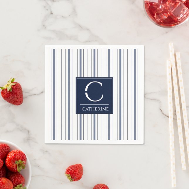 Serviette En Papier Monogramme blanc marine et bleu marine (En situation)