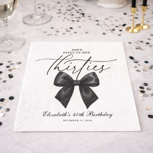 Serviette En Papier Noir se faisant attacher pour son 40ème anniversai