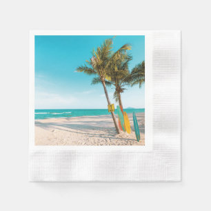 Serviette En Papier Oreiller jeté sur des planches de surf sur la plag