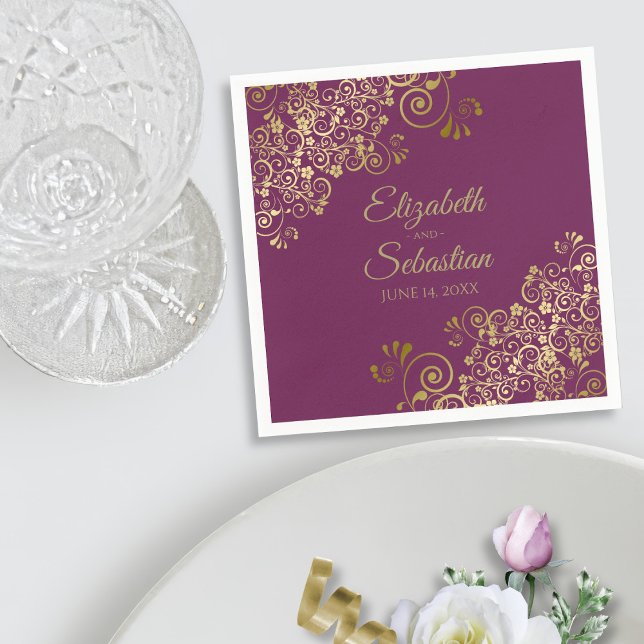 Serviette En Papier Ornat Gold Filigree Elegant Cassis Purple Mariage (In Situ with Plate)