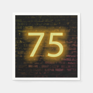 Serviette En Papier Panneau néon Joyeux anniversaire 75 sur un mur de 